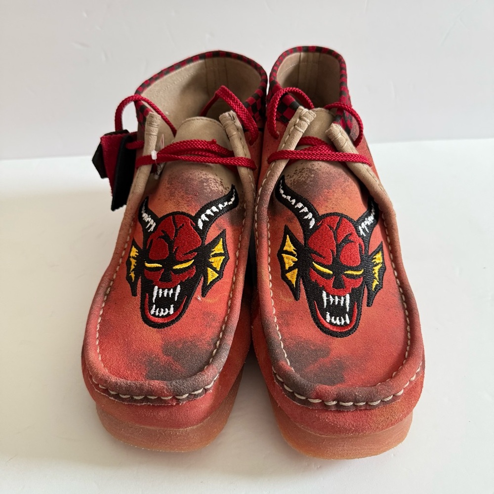Stranger Things x Clarks Original Wallabee Evo Hellfire Club Shoes Men’s size 13 - Picture 3 of 13